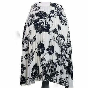 Lucy Paris M black/white floral‎ pleated skirt